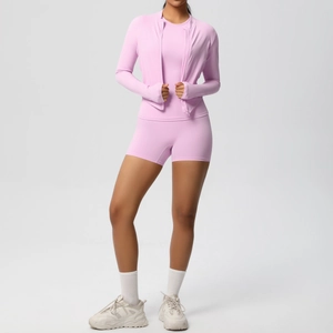 Détail du haut et short de yoga rose 3 pièces en tissu brossé respirant et extensible