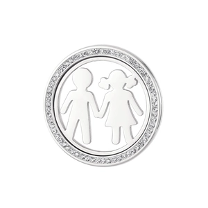 Gros plan sur pendentif circulaire en acier titane avec strass et silhouettes d'enfants