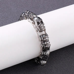 Detail der Vintage-Totenkopfglieder und Knochenkettenstruktur eines Herrenarmbands