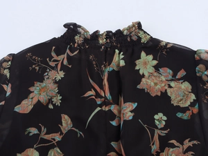 Detail des gesmokten Kragens mit Vintage-Blumenmuster und Rüschenkanten-Finish