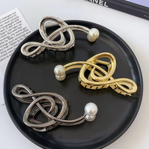 Three-piece set of elegant wave-shaped metal hair claws with white pearls in gold and silver