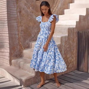Detail des Karree-Ausschnitts mit Rüschenärmeln und blauem Blumendruck am Sommerkleid