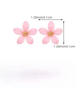 Detailsicht der Maße von rosa Blumen-Ohrsteckern in matter Makronen-Optik