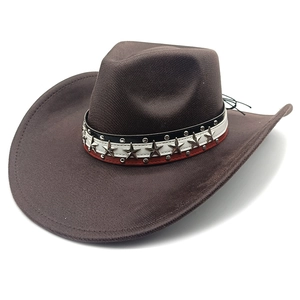 Detail von Cowboyhut aus Wildlederimitat mit Metallsternen und dreifarbigem Lederband