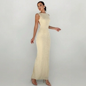 Détail d'une robe longue dos nu champagne montrant la texture du tissu et la coupe