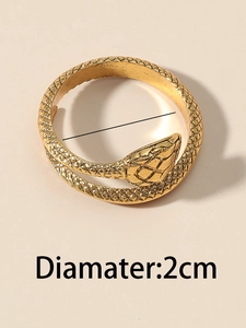 Detailansicht eines goldenen Schlangenrings mit 2cm Durchmesser und feiner Schuppenstruktur