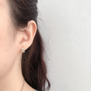 Orecchini a cerchio 10mm in argento s925 dorato con pavé di zirconi indossati