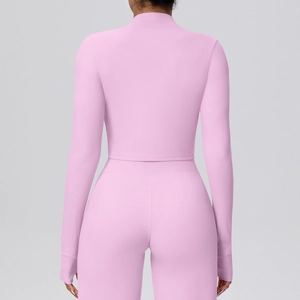 Rückansicht des rosa Yoga-Sets mit hoher Taille und Ärmeln mit Daumenlöchern