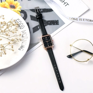 Mise à plat d'une montre carrée rétro avec bracelet en cuir noir et cadran étoilé élégant