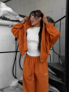 Ensemble de survêtement trois pièces orange vif avec veste à capuche et pantalon large