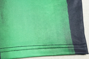 Dettaglio di doppia cucitura ad alta densità su tessuto patchwork verde e nero
