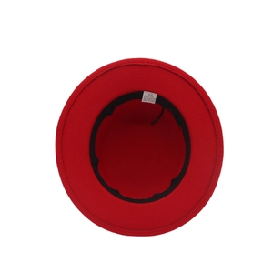 Dettaglio dell'interno del cappello rosso con etichetta taglia 57 e composizione