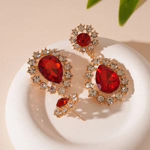 Detail van vintage rode druppel oorbellen met diamanten op een stenen basis