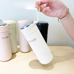 Détail de la dragonne en silicone souple sur une bouteille isotherme en acier inoxydable mat