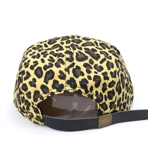 Rückansicht der 5-Panel-Baseballcap mit Leopardenmuster, Lederband und Metallschnalle