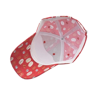 Détail interne d'une casquette de baseball rouge avec caractères chinois et bandeau