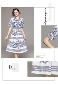 Détails de la robe blanche à fleurs bleues avec ourlet et revers de manche imprimés