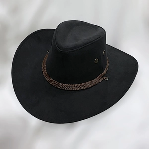 Détail d'un chapeau de cow-boy noir avec corde tressée marron et évents métalliques