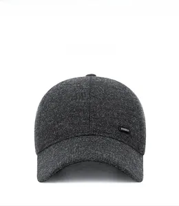 Vooraanzicht van de donkergrijze wollen winterpet met SPORT metalen label en warme textuur