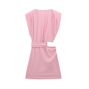 Detail eines rosa ärmellosen Kleides mit seitlichem Taillenausschnitt und passendem Gürtel