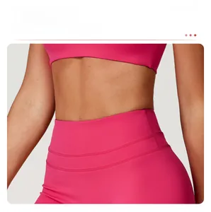 Dettaglio dei pantaloni da yoga fucsia a vita alta con cuciture piatte elasticizzate