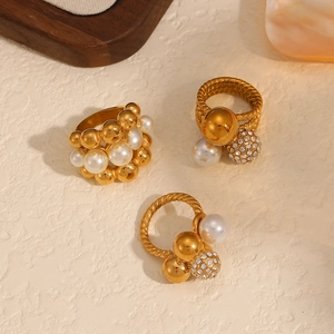 Bagues chic en acier inoxydable plaqué or 18 carats avec perles et sphères pavées