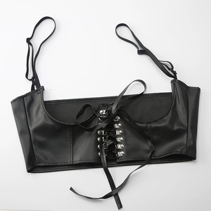 Détail d'un haut bustier en cuir PU noir avec œillets métalliques et laçage frontal réglable