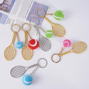 Porte-clés mini raquette de tennis en métal doré et argenté avec balles colorées en velours