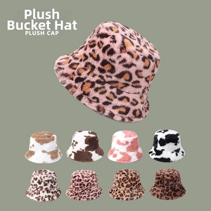 Détail de chapeaux bobs en peluche avec motifs léopard et vache en neuf coloris divers