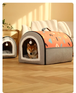 Vista detallada de una caseta naranja para gatos con un perro Shiba Inu sentado cómodamente dentro