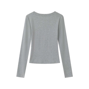 Gros plan détaillé du t-shirt gris à manches longues montrant la texture douce du modal