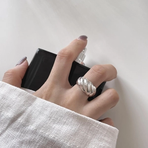 Minimalist 925 sterling silver croissant ring featuring a classic twisted rope texture