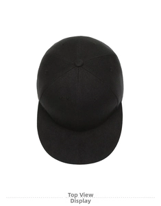 Vista superior de una gorra snapback negra clásica con textura detallada de sarga
