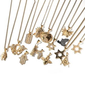 Vue à plat de divers colliers hip-hop plaqués or avec pendentifs pharaon et masques