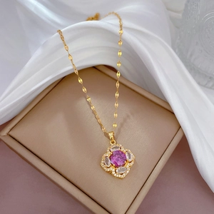 Élégant collier en titane doré avec gemme violette et pétales en zircon blanc