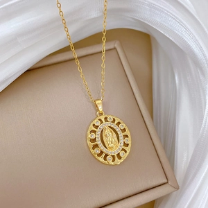 Vue macro détaillée du pendentif Vierge Marie avec zircons sur un écrin en cuir
