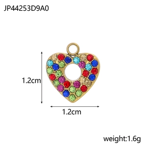 Détail d'un pendentif coeur plaqué or 14K avec strass colorés et dimensions précises