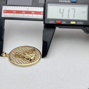 Detalle que muestra la medida de altura de 41,7 mm del colgante Guadalupe dorado con circones