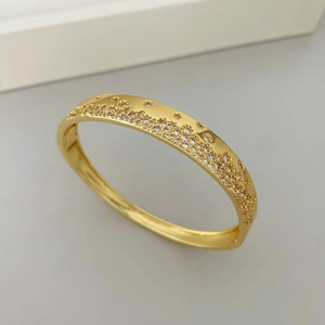 Vue détaillée d'un bracelet doré orné de zircons blancs étincelants sertis en ondulations