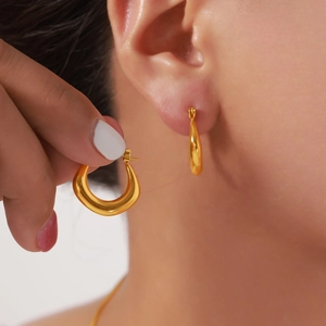 Boucles d'oreilles créoles en forme de U en acier inoxydable plaqué or sur mannequin