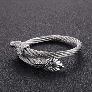 Vue détaillée du bracelet en câble d'acier à double tête de dragon aux écailles métalliques