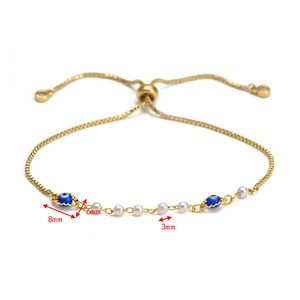 Dettaglio del bracciale evil eye regolabile con perle bianche e ciondoli blu da 8mm