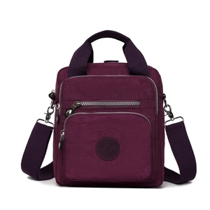 Détails du sac à langer en nylon violet avec double fermeture et poignées