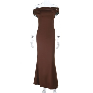 Détail de la robe maxi sirène marron à épaules dénudées sur mannequin invisible