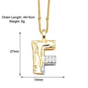 Vue détaillée du collier pendentif lettre F bicolore avec dimensions et poids précis