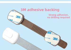 Detail van de sterke 3M plakstrip op het kinderslot voor kasten en laden in huis