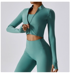 Vue détaillée de l'ensemble de yoga vert menthe avec passe-pouces et legging taille haute