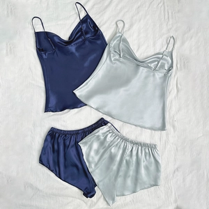 Ensembles pyjama en satin bleu marine et argent avec caraco et short sur fond blanc