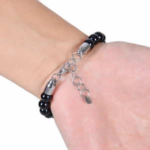 Détail du fermoir mousqueton réglable et de la chaîne d'extension sur le bracelet