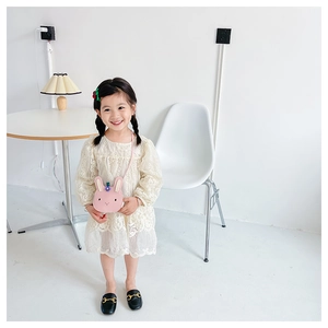 Rosa Kaninchen Umhängetasche mit lila Blume getragen von einem Kindermodel